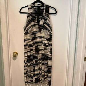 Calvin Klein blk/wht polyester/spandex pleated sleeveless dress.